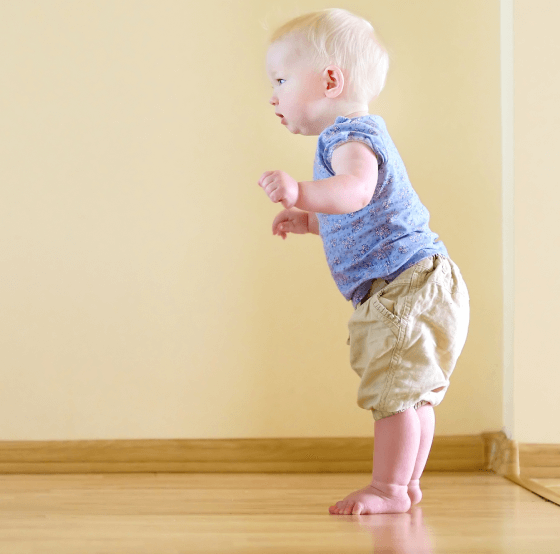 Первые шаги ребенка: выбираем правильную обувь, игрушки для опоры и стимуляции ходьбы
