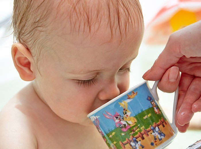 Как научить ребёнка пить из чашки