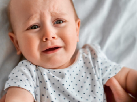 Почему ребенок плачет при кормлении грудью?